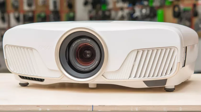 Epson Home Cinema 5050UB proiettore sotto i 3000 euro