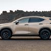 Lexus NX Overtrail nel colore Moon Desert.