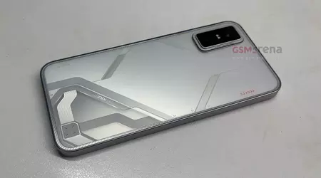 Foto dal vivo dell'Infinix GT 30 nel nuovo colore Shadow Ash