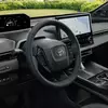 Anteprima: Abitacolo del 2026 Toyota bZ4X con sedili anteriori e sistema multimediale moderno