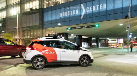 Cruise ha lanciato un servizio di robotaxi a pagamento a Houston, in Texas.
