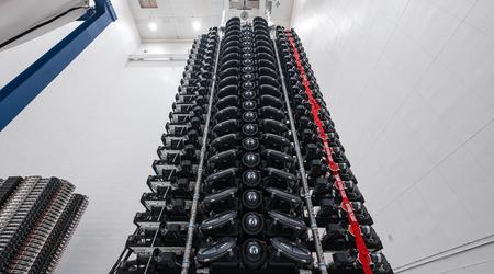 SpaceX presenta i satelliti compatti Starlink V2 Mini con due pannelli solari