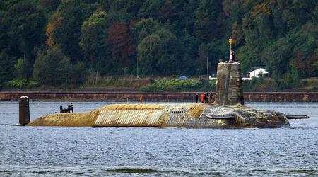 Il sottomarino a propulsione nucleare classe Vanguard che trasporta missili balistici intercontinentali Trident II (D5) è diventato simile a un mostro marino dopo una lunga missione