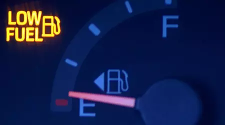 L'autore della freccia che indica il lato del tappo del serbatoio è morto