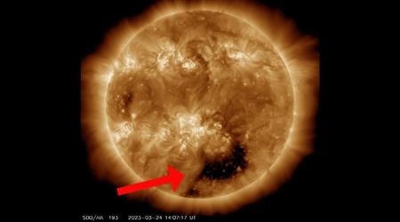 La NASA ha scoperto un buco enorme, grande 20-30 volte la Terra, sul Sole