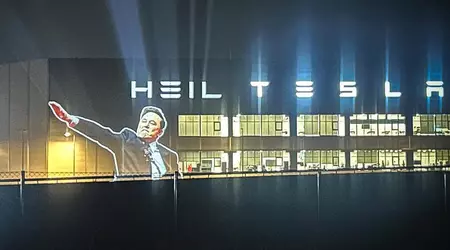 Il saluto nazista di Musk è stato mostrato con un proiettore sulla facciata dello stabilimento Gigafactory di Berlino-Brandeburgo