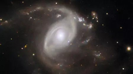 Il telescopio Hubble ha catturato una foto straordinaria di una supernova luminosa in una galassia lontana circa 650 milioni di anni luce.