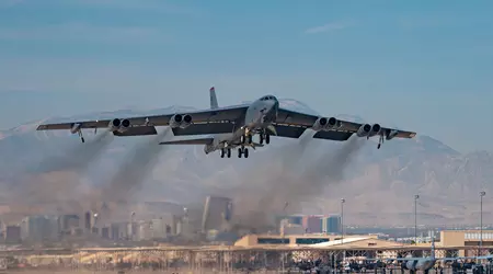 Boeing e Rolls-Royce hanno testato il bombardiere nucleare B-52 Stratofortress con i nuovi motori F130
