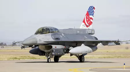 Singapore ha ammodernato tutti i caccia F-16C/D/D/D+ Block 52/52+ - gli aerei hanno un nuovo radar, un missile Python 5, bombe LJDAM e saranno in grado di volare per più di 10 anni.