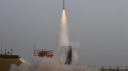L'India sta costruendo un proprio sistema di difesa aerea in grado di abbattere missili, droni, aerei, elicotteri e munizioni di precisione entro un raggio di 350 km.