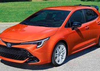 Felici cerchi, vivace colore della carrozzeria: ...