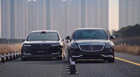 Passeggiata tra i granchi: La berlina Maextro S800, sviluppata in collaborazione da Huawei e JAC, ha guidato tra i Maybach in piedi