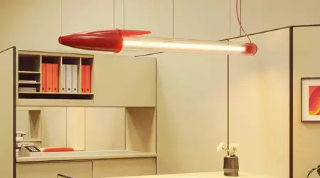 Seletti ha introdotto la Bic Lamp — una lampada a forma dell'iconica penna a sfera