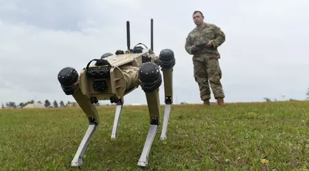 Gli Stati Uniti hanno testato un "cane robot" con un fucile sulla schiena in Medio Oriente