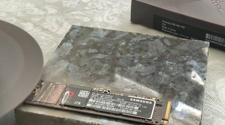 Samsung Deutschland offre all'utente di distruggere l'SSD con un martello per ottenere una nuova unità in garanzia