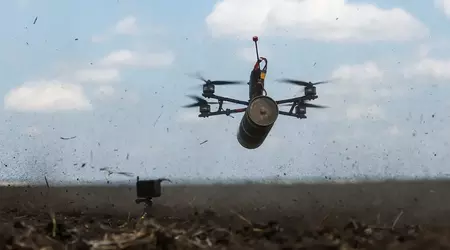 La Russia ha iniziato a utilizzare nuovi droni FPV con cavi in fibra ottica invisibili alla guerra elettronica.