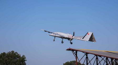 Il drone d'attacco Bayraktar TB3 lanciato per la prima volta da un trampolino da sci