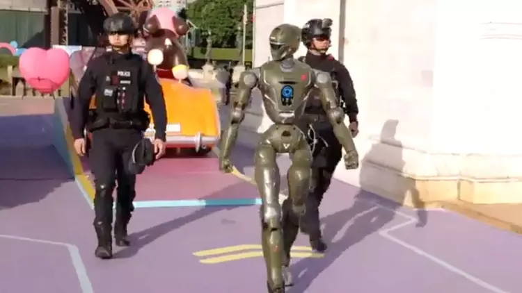 RoboCop avvistato in Cina: la polizia ...