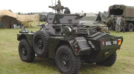 Le forze armate dell'Ucraina utilizzano veicoli corazzati britannici Land Rover Snatch e veicoli da ricognizione Ferret Mk 1 nella parte anteriore.