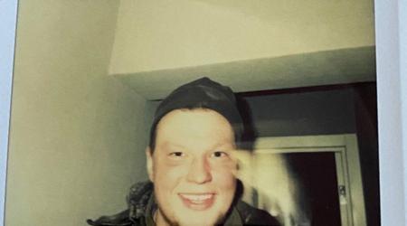 L'occupante non ha capito la Polaroid e ha lasciato la sua foto nell'appartamento saccheggiato: con l'aiuto di AI è già stato individuato il "selfie lover"