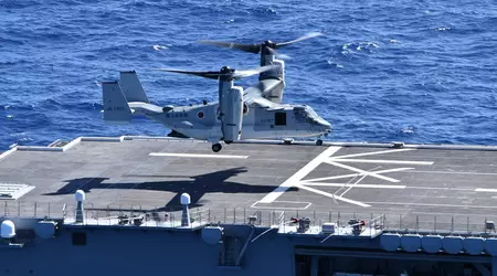 Il convertibile americano V-22 Osprey è atterrato per la prima volta nella storia su una portaelicotteri della Forza di autodifesa marittima giapponese