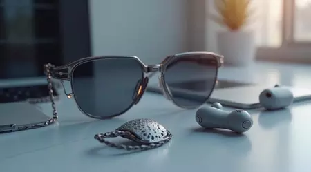 Bloomberg sui dispositivi AI di Apple: occhiali smart, spilla parlante e AirPods con fotocamere e suggerimenti contestuali