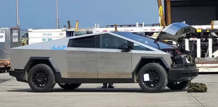 Un pick-up elettrico Tesla Cybertruck di ...