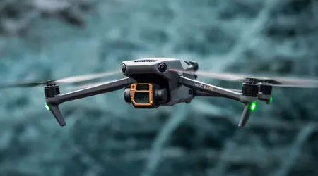 I soldati ucraini lanciano esplosivi sul nemico usando un quadrirotore DJI consumer e uno smartphone Android
