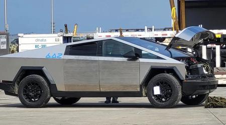 Un pick-up elettrico Tesla Cybertruck di pre-produzione del Museo dell'Auto di Los Angeles è stato venduto per 400.000 dollari