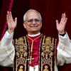 Papa Romano Leone XIV con un Apple Watch al polso