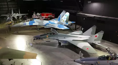L'aereo Su-27UB, precedentemente appartenuto all'Ucraina, è esposto al Museo Nazionale dell'Aeronautica Militare degli Stati Uniti.