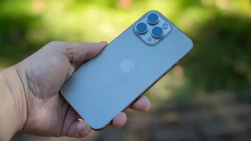 iPhone 16 Pro Max smartphone batteria infinita