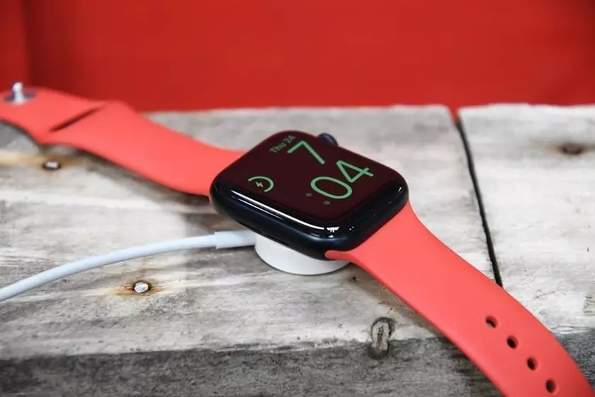 Watch SE (seconda generazione) o Apple Watch Series 10