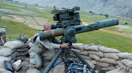 Le forze armate ucraine hanno distrutto un carro armato russo con l'aiuto del sistema di difesa missilistico americano TOW (video)