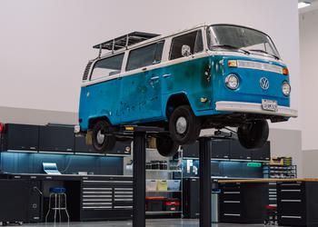 Volkswagen ripristina un vecchio T2 che ...