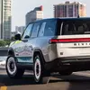 Miniatura della vista laterale di Rivian R1S Quad Miami Edition