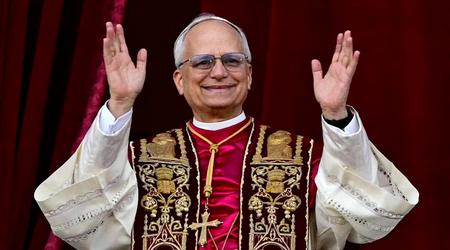 Il nuovo Papa Romano Leone XIV è apparso in pubblico con l'Apple Watch
