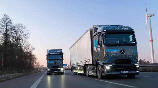 Mercedes-Benz Trucks testa la ricarica a ...