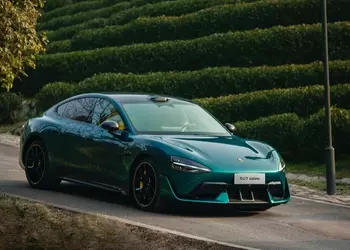 Uno smeraldo tra le auto elettriche: ...