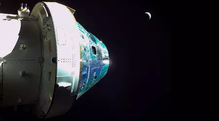 La navicella Orion ha volato a 128 km dalla superficie lunare ed è in viaggio verso la Terra, nonostante un arresto dell'unità di potenza in un momento critico
