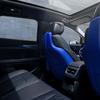 2026 Cadillac Optiq V nei colori blu.