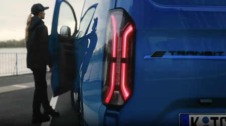 Il nuovo sistema Ford Pro Delivery Assist spegne automaticamente il motore, chiude i finestrini, blocca le porte e attiva l'allarme di emergenza quando gli autisti dei furgoni per le consegne effettuano delle soste.