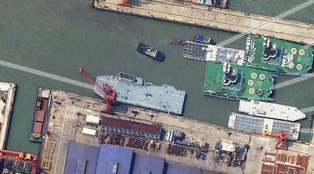 La Cina sta costruendo in segreto la prima portaerei al mondo per droni (foto satellitare)