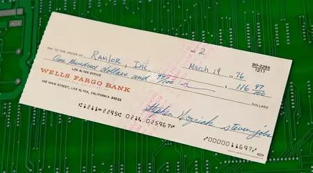 Un assegno Apple del 1976 firmato da Jobs e Wozniak venduto all'asta per 135.000 dollari