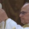 Foto del Papa Romano Leone XIV con un Apple Watch