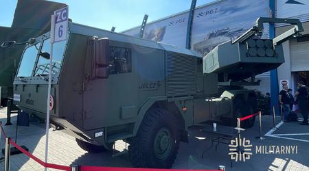 La Polonia ha presentato il sistema missilistico statunitense HIMARS su un telaio gommato Jelcz 663.45 T60 TS 6×6.