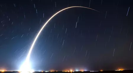 I satelliti Starlink V2 Mini iniziano a cadere sulla Terra a un mese dall'entrata in orbita