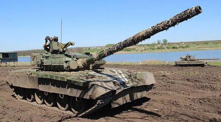 Un drone FPV ha trasportato esplosivi nel portello aperto di un T-80BV e ha distrutto un carro armato russo.
