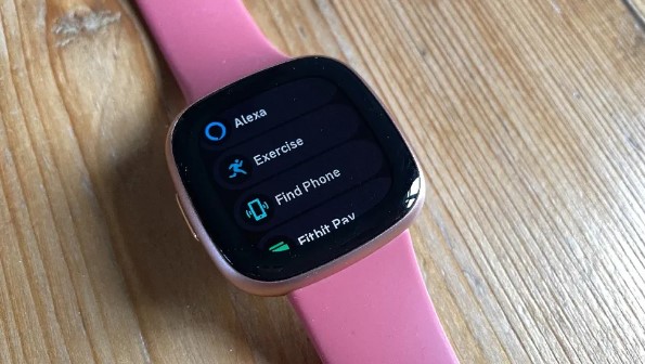 Versa 4 contro Active 2