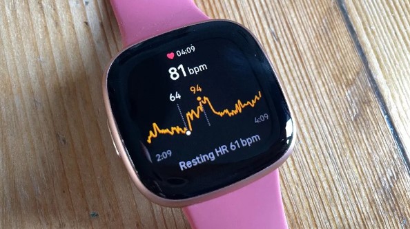 Versa 4 contro Active 2